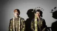 Tampilan Rio Haryanto dan Athina Papadimitriou Berbusana Adat Jawa Saat Ngunduh Mantu