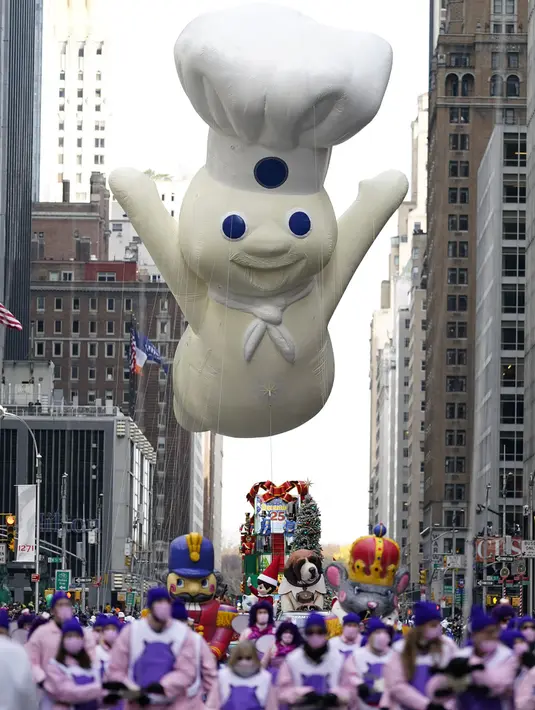 Balon Pillsbury Doughboy mengapung pada Macy's Thanksgiving Day Parade di New York, Amerika Serikat, 25 November 2021. Macy's Thanksgiving Day Parade kembali sepenuhnya setelah dirundung pandemi COVID-19 tahun lalu. (Photo by Charles Sykes/Invision/AP)