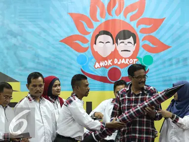 Aktivis muda organisasi Muhammadiyah yang tergabung dalam Relawan Matahari Jakarta memberikan pena raksasa kepada Calon Wagub DKI Jakarta, Djarot Saiful Hidayat di Jakarta, Minggu (13/11). (Liputan6.com/Faizal Fanani)