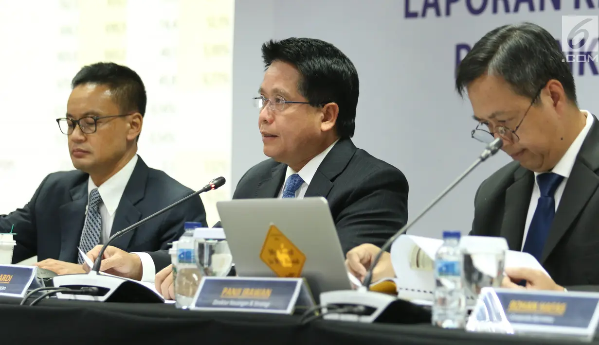 Direktur Bisnis dan Jaringan Hery Gunardi (tengah) saat memaparkan kinerja Bank Mandiri triwulan II-2019 di Jakarta, Rabu (17/7/2019). Pada paruh pertama 2019, Mandiri membukukan laba bersih konsolidasi Rp13,5 triliun, naik 11,1% yoy. (Liputan6.com/Angga Yuniar)