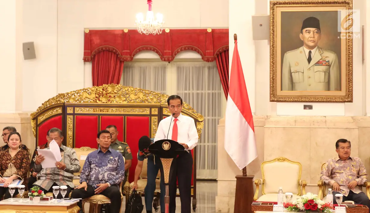 Presiden Joko Widodo atau Jokowi memberikan paparannya saat memimpin Sidang Kabinet Paripurna di Istana Negara, Jakarta, Senin (12/2). Sidang ini membahas rancangan kinerja pemerintah (RKP) 2019. (Liputan6.com/Angga Yuniar)