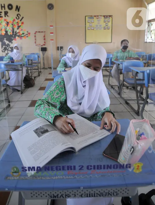 Murid melakukan kegiatan belajar tatap muka dengan penerapan protokol kesehatan COVID-19 di SMAN 2 Cibinong, Kabupaten Bogor, Jawa Barat, Rabu (17/3/2021). Sebanyak 170 sekolah di Kabupaten Bogor mulai menggelar uji coba pembelajaran secara tatap muka hingga 10 April 2021. (merdeka.com/Arie Basuki)