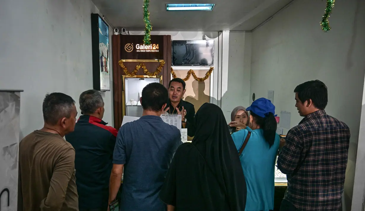 Diketahui, sejak 15 Oktober 2024, harga emas Antam di situs Sahabat Pegadaian sudah naik sekitar Rp1,1 juta. (Juni KRISWANTO/AFP)