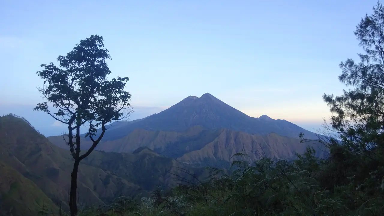 Pemandangan Gunung Sempana di pagi hari