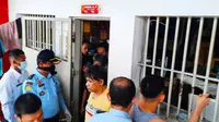 Pegawai Lapas Pekanbaru memasuki kamar warga binaan melakukan razia barang-barang terlarang. (Liputan6.com/M Syukur)