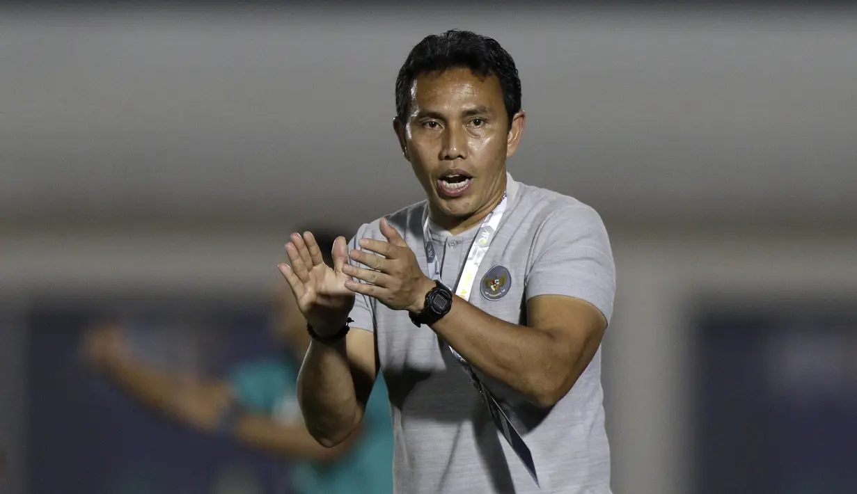 Pelatih Timnas Indonesia U-16, Bima Sakti memberikan semangat kepada timnya saat melawan Kepulauan Mariana Utara pada laga babak Kualifikasi Piala AFC U-16 2020 di Stadion Madya, Jakarta, Rabu (18/9). Indonesia menang 15-1. (Bola.com/Yoppy Renato)