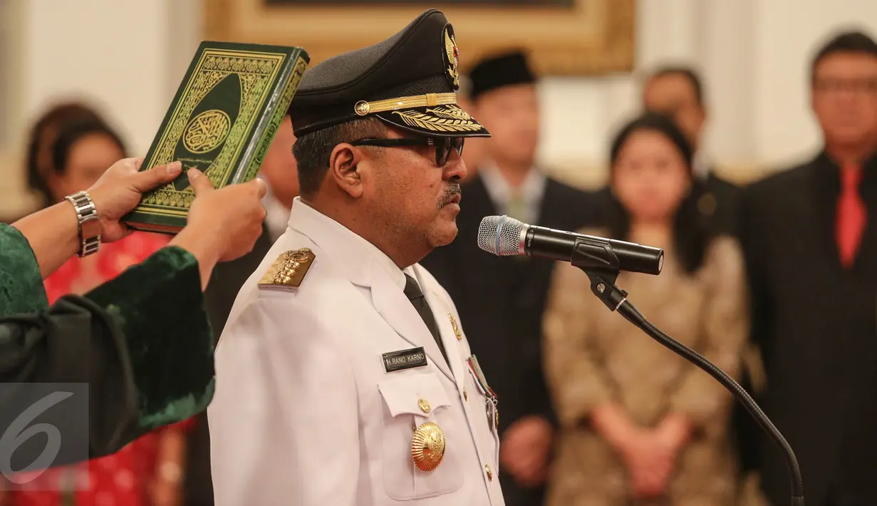 Rano Karno mengucapkan sumpah jabatan saat dilantik sebagai Gubernur Banten di Istana Negara, Jakarta, Rabu (12/8/2015). Rano menggantikan Ratu Atut yang turun sebelum masa jabatannya habis karena dipidana dalam kasus korupsi. (Liputan6.com/Faizal Fanani)