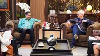 Menteri Koordinator Bidang Perekonomian RI Airlangga Hartarto menerima kunjungan Menteri Keamanan Energi dan Net Zero Inggris H.E Mr Graham Stuart MP di Kantor Kementerian Koordinator Bidang Perekonomian pada Senin (7/8/2023). (Dok Kemenko Perekonomian)