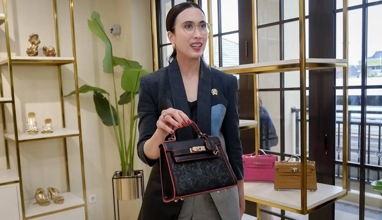 Menpar Widi pun terlihat cantik dengan lipstik merah dan ponytail rapi. Kacamata frameless kesayangannya bikin kesan smart dan elegan [@widi.wardhana]