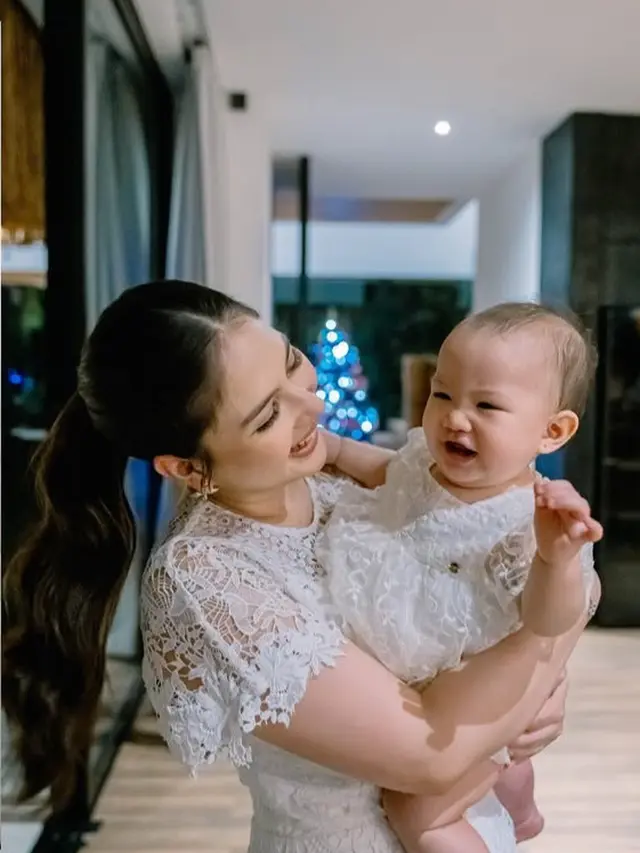 Putri Jessica Mila saat Natal Pertama Kali. [@jscmila]