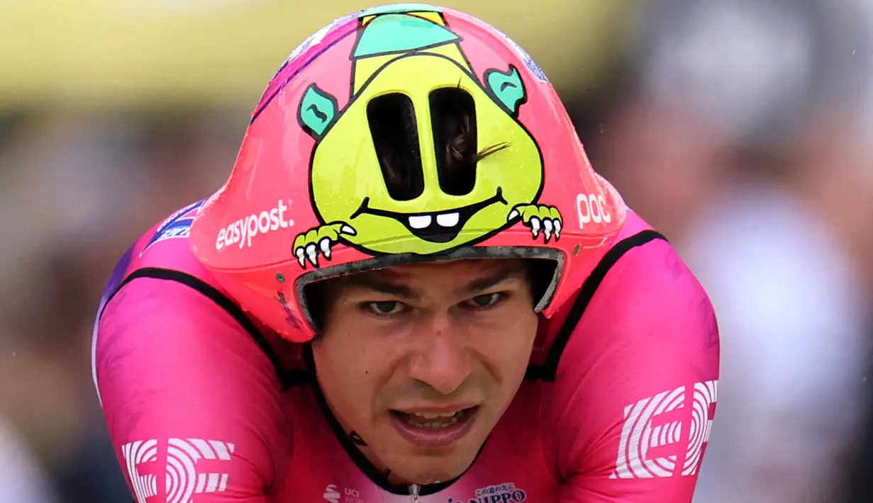 Daftar pertama adalah helm POC Tempor pink bergambar monster kartun hijau milik tim EF Education-Easypost, Stefan Bissegger. Helm tersebut merupakan hasil dari perancangan yang melibatkan juara time trail Olimpiade Beijing 2008, Gustav Larsson dan spesialis aerodinamika dari Semcon, perusahaan teknologi multinasional asal Swedia. (AFP/Thomas Samson)