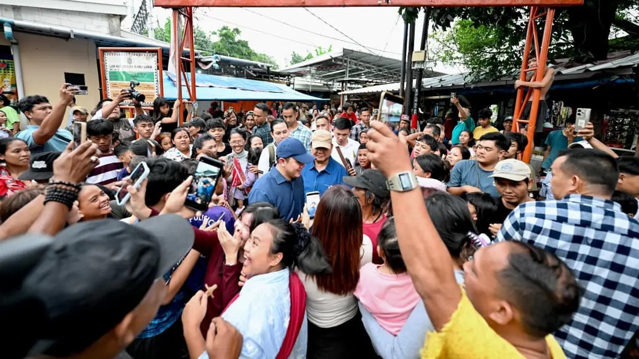 Warga bantaran rel Senen sambut Presiden Prabowo Subianto. (Biro Pers, Media, dan Informasi Sekretariat Presiden)