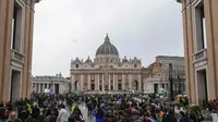 Orang-orang mengantre di Lapangan Santo Petrus dan jalan Via della Conciliazione untuk memberikan penghormatan terakhir kepada mendiang Paus Fransiskus yang disemayamkan di Basilika Santo Petrus, Vatikan, pada 24 April 2025. (Dimitar DILKOFF/AFP)