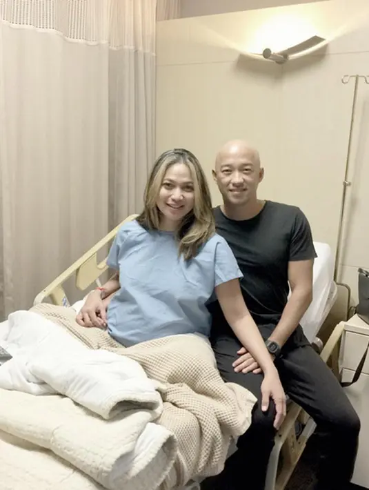 "Alhamdulillah telah lahir Anak Kami dengan Lancar dan Selamat. Ibu dan Bayi Sehat. Terima Kasih untuk semua doa - doa nya dan Terima Kasih juga untuk Dokter Joosoph Jazlan (Dr J) @drjj55 Photograph by @suhaimi.abdullah.sg," tulis kinaryosihmoney. 