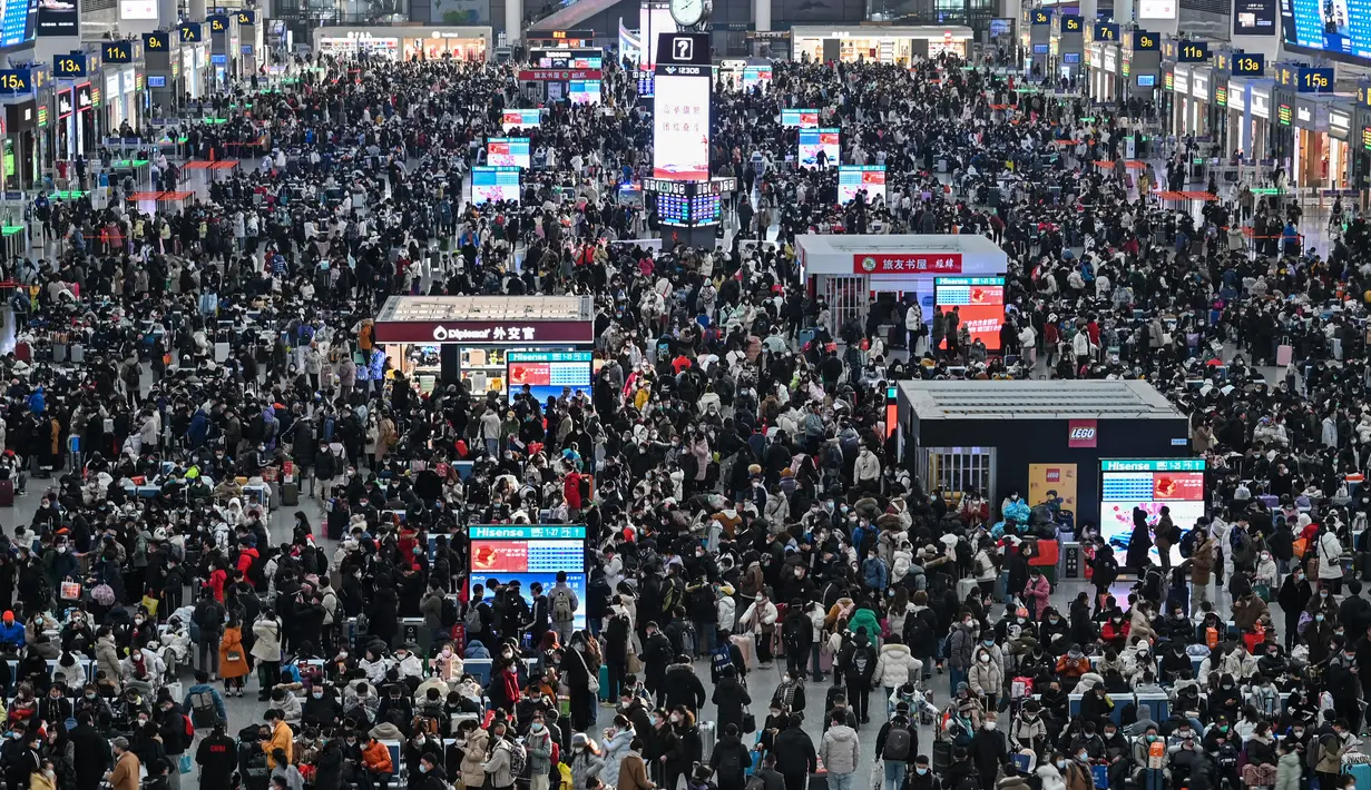 Penumpang menunggu di stasiun kereta api Hongqiao di Shanghai (20/1/2023). Migrasi tahunan dimulai dengan jutaan orang kembali ke kampung halaman mereka untuk perayaan Tahun Baru Imlek. (AFP/Hector Retamal)