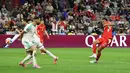 Pemain Swiss Dan Ndoye mencetak gol kedua timnya selama pertandingan babak 32 besar Piala Dunia FIFA 2026 antara Swiss dan Aljazair di BC Place Vancouver, British Columbia, Kamis, (02/07/2026). (AFP/ Getty Images/ Alex Grimm)