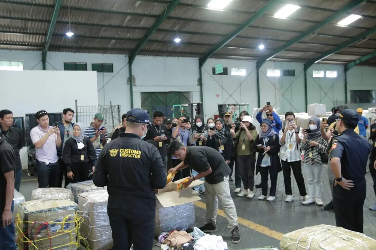 Barang impor yang dikirim oleh Pekerja Imigran Indonesia (PMI) menumpuk di Pelabuhan Tanjung Perak Surabaya. (Dian Kurniawan/Liputan6.com)