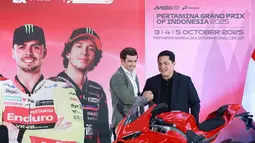 Menpora RI, Erick Thohir bersama Chief Sporting Officer Dorna Carlos Ezpeleta berjabat tangan pada konferensi pers Pertamina Grand Prix of Indonesia 2025 di Kantor Kemenpora, Jakarta, Senin (29/9/2025). (Bola.com/M Iqbal Ichsan)