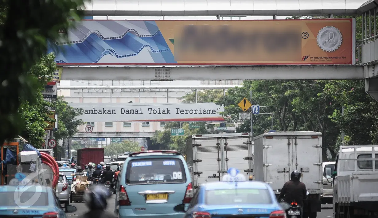 Kendaraan melintas di bawah JPO yang dipasangi papan iklan di kawasan Hayam Muruk, Jakarta, Rabu (28/9). Menyusul robohnya JPO di Pasar Minggu, Pemprov DKI bakal membuat Pergub larangan papan iklan dipasang di JPO. (Liputan6.com/Faizal Fanani)