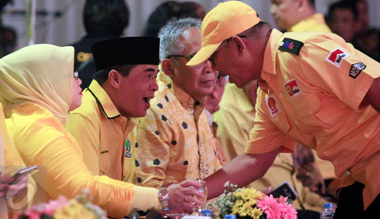 Politisi Partai Golkar yang juga Ketua DPR, Ade Komarudin menerima ucapan selamat dari kader saat akan menyampaikan deklarasi sebagai bakal calon Ketua Umum Partai Golkar di kota Yogyakarta, Jumat (11/3). (Foto: Boy Harjanto)