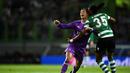 Pergerakan striker Real Madrid, Cristiano Ronaldo, dihadang bek Sporting CP, Ruben Semedo, pada laga kelima Grup F Liga Champions di Estadio Jose Alvalade, Selasa (22/11/2016). (AFP/ Patricia De Melo Moreira)
