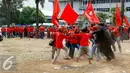 Ratusan buruh menggelar aksi demo di kawasan industri Pulogadung, Jakarta, Selasa (24/11/2015). Buruh menuntut dicabutnya Peraturan Pemerintah No 78 Tahun 2015 tentang Pengupahan. (Liputan6.com/Yoppy Renato)