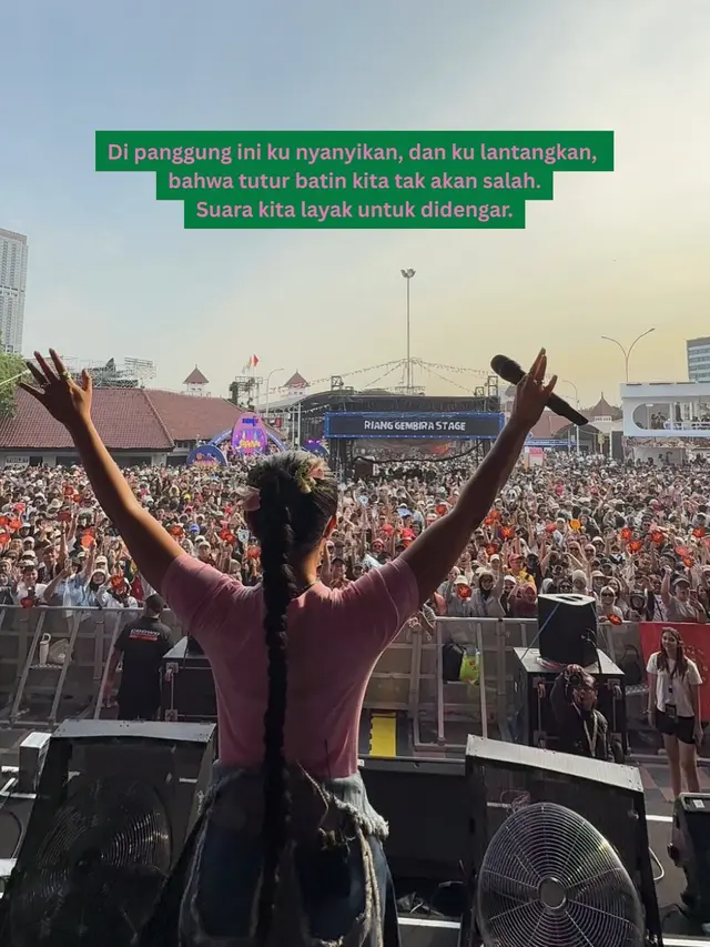 Yura Yunita Tampil Stylish dengan Gaya Y2K Nuansa Brave Pink-Hero Green di Atas Panggung