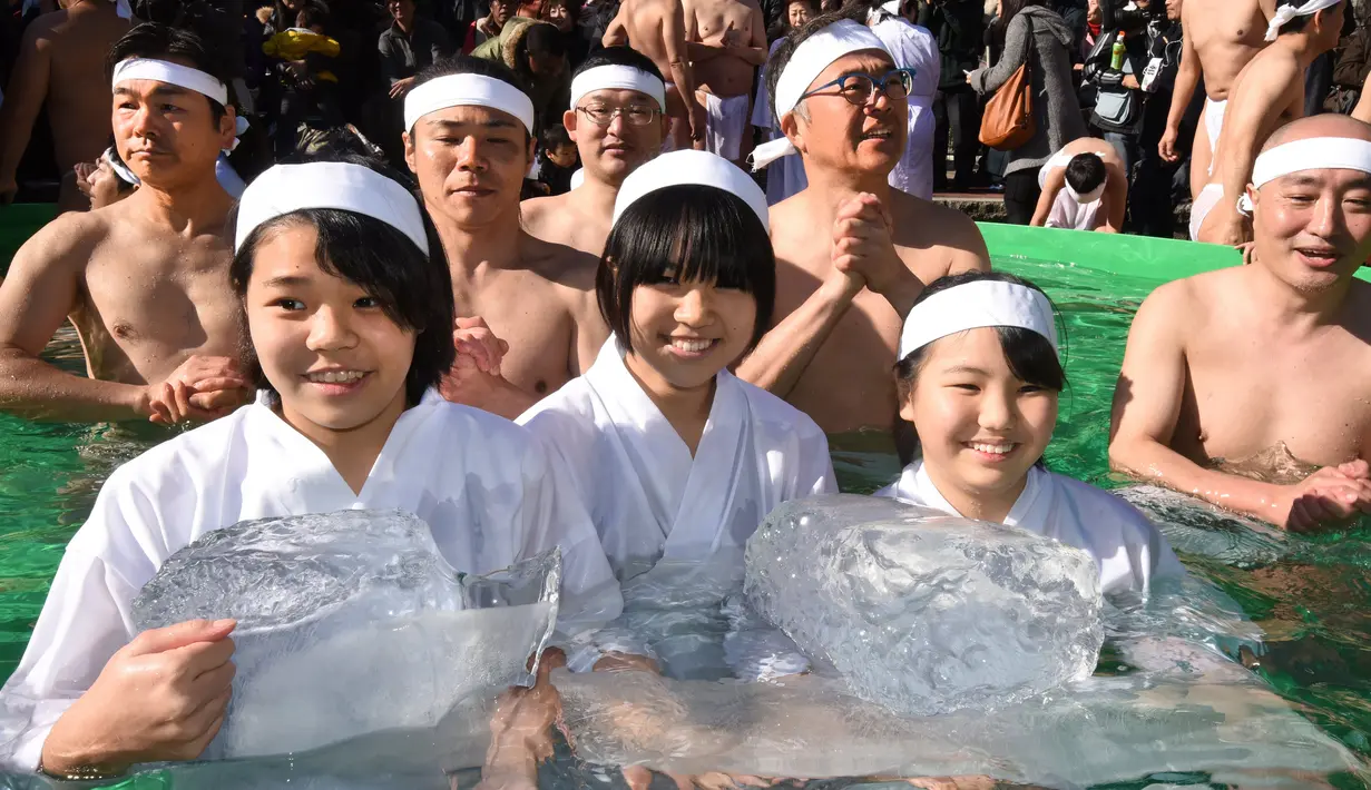 Sejumlah wanita Penganut Shinto ikut berendam di kolam renang es untuk memurnikan tubuh dan jiwa dalam ritual Upacara Penyucian di Tokyo, Minggu (10/01/2016). (AFP Photo/ Toru Yamanaka)