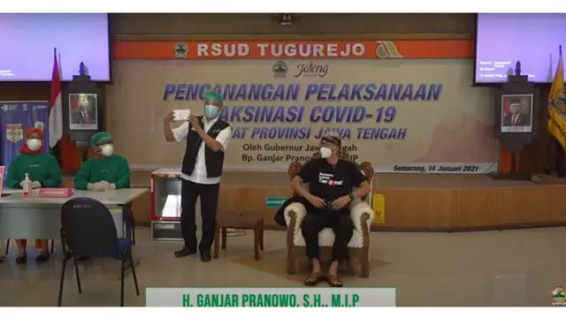 6 Potret Ganjar Pranowo Disuntik Vaksin COVID-19, Pertama di Jawa Tengah