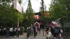 Penggemar mengantre untuk memasuki toko pop-up BTS di Distrik Gangnam, Seoul, Korea Selatan, Jumat (18/10/2019). Toko pop-up tersebut bernama House of BTS. (Jung Yeon-je/AFP)