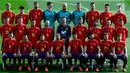 Pemain timnas Spanyol berpose mengenakan jersey terbaru di "Ciudad del Futbol" di Las Rozas, dekat Madrid (8/11). Jersey terbaru ini akan digunakan Spanyol untuk Piala Dunia 2018 di Rusia. (AFP Photo/Pierre Philippe Marcou)