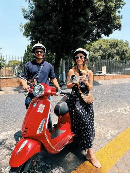 Keduanya pun memilih mengendarai motor Vespa merah. BCL memilih mengenakan dress hitam spaghetti strap dengan motif bunga dipadukan flat shoes dan slingbag Louis Vuitton. [@itsmebcl]