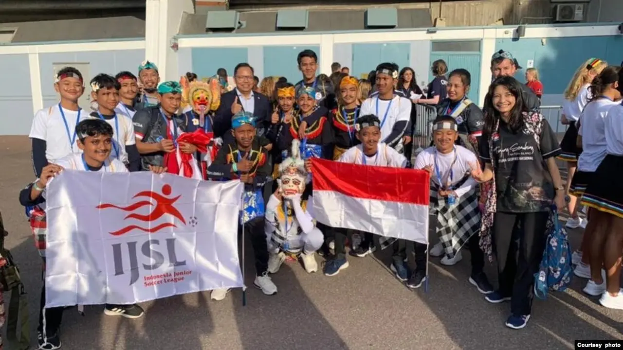 Tim IJSL saat pembukaan acara "Gothia Cup 2022" di Swedia (Foto: Naila Novaranti/koleksi pribadi)