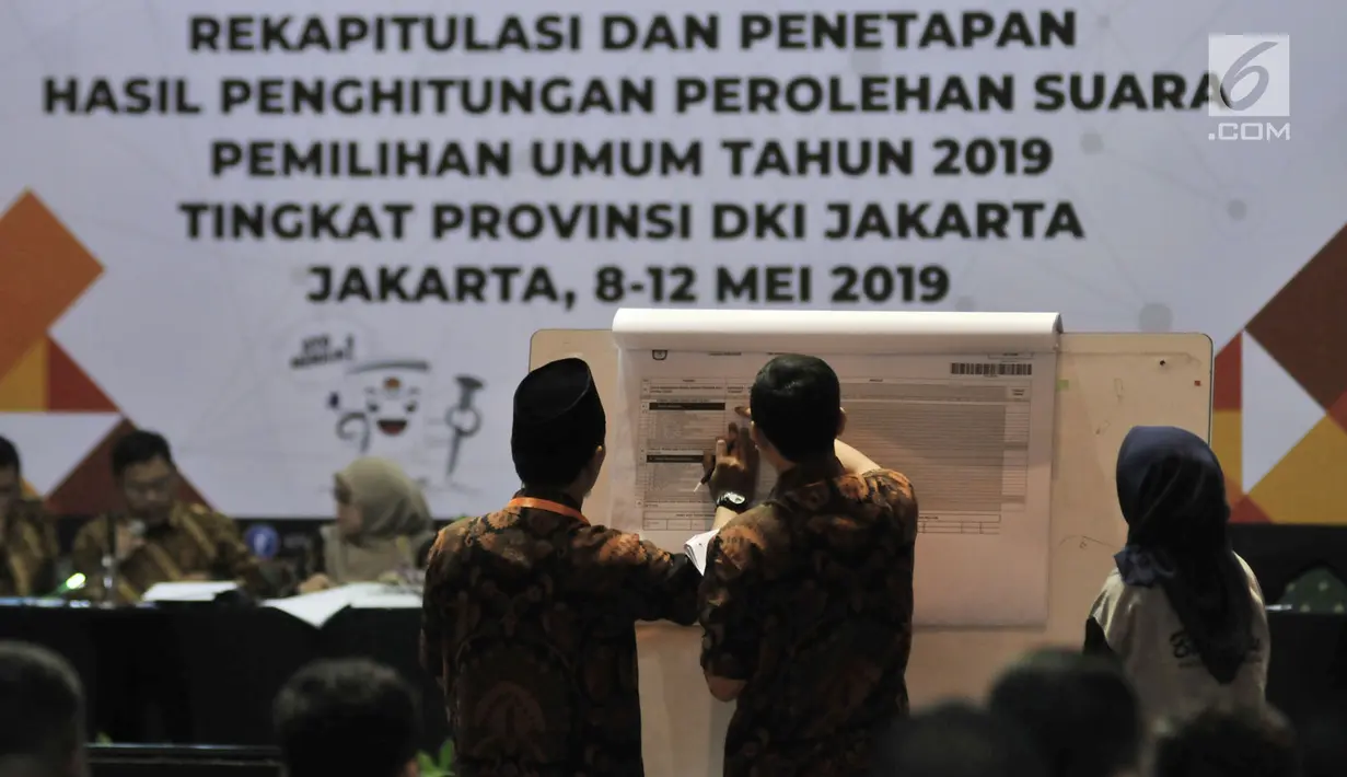Anggota KPU DKI Jakarta saat rapat pleno rekapitulasi dan penetapan hasil penghitungan perolehan suara Pemilu 2019 tingkat Provinsi DKI Jakarta di Hotel Bidakara, Kamis (9/5/2019). Proses rekapitulasi akan dilakukan hingga 12 Mei 2019. (merdeka.com/Iqbal S. Nugroho)