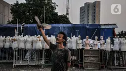 Warga bermain burung di pasar yang tutup di kawasan Tanah Abang Jakarta, Kamis (26/8/2021). Menteri Keuangan menyebutkan defisit Anggaran Pendapatan dan Belanja Negara (APBN) mencapai Rp336,9 triliun atau 2,04 persen dari produk domestik bruto (PDB) pada akhir Juli 2021 (merdeka.com/Iqbal S Nugroho)