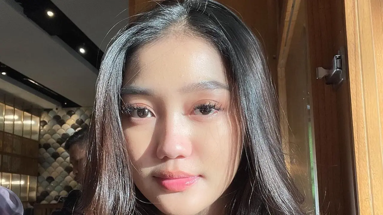 Gaya Chandrika Chika dengan Outfit Serba Hitam, Menawan