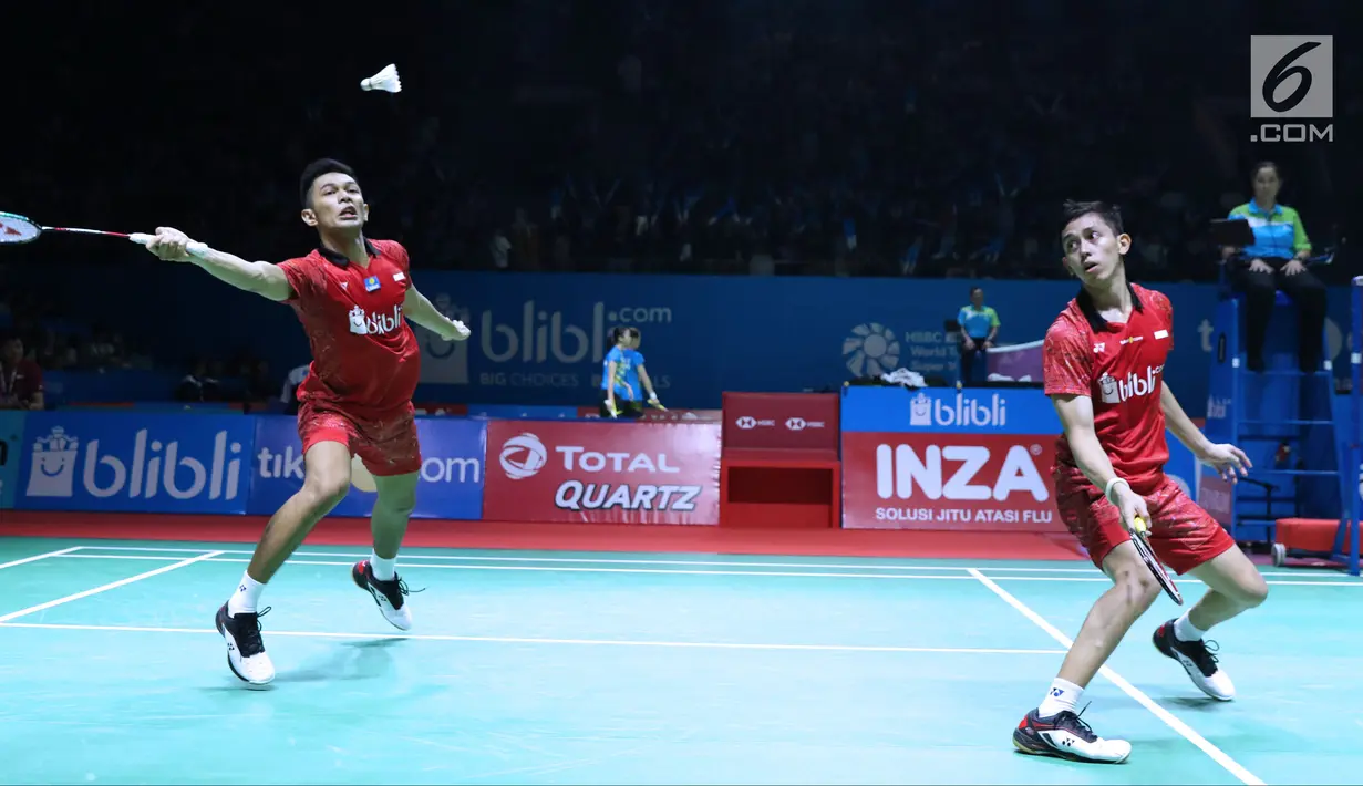 Ganda putra Indonesia, Fajar Alfian/M Rian Ardianto mengembalikan kok ke Takeshi Kamura/Keigo Sonoda (Jepang) pada 32 besar Indonesia Open 2018, Istora GBK, Jakarta, Rabu (4/7). Fajar/Rian unggul 21-18, 14-21, 21-18. (Liputan6.com/Helmi Fithriansyah)