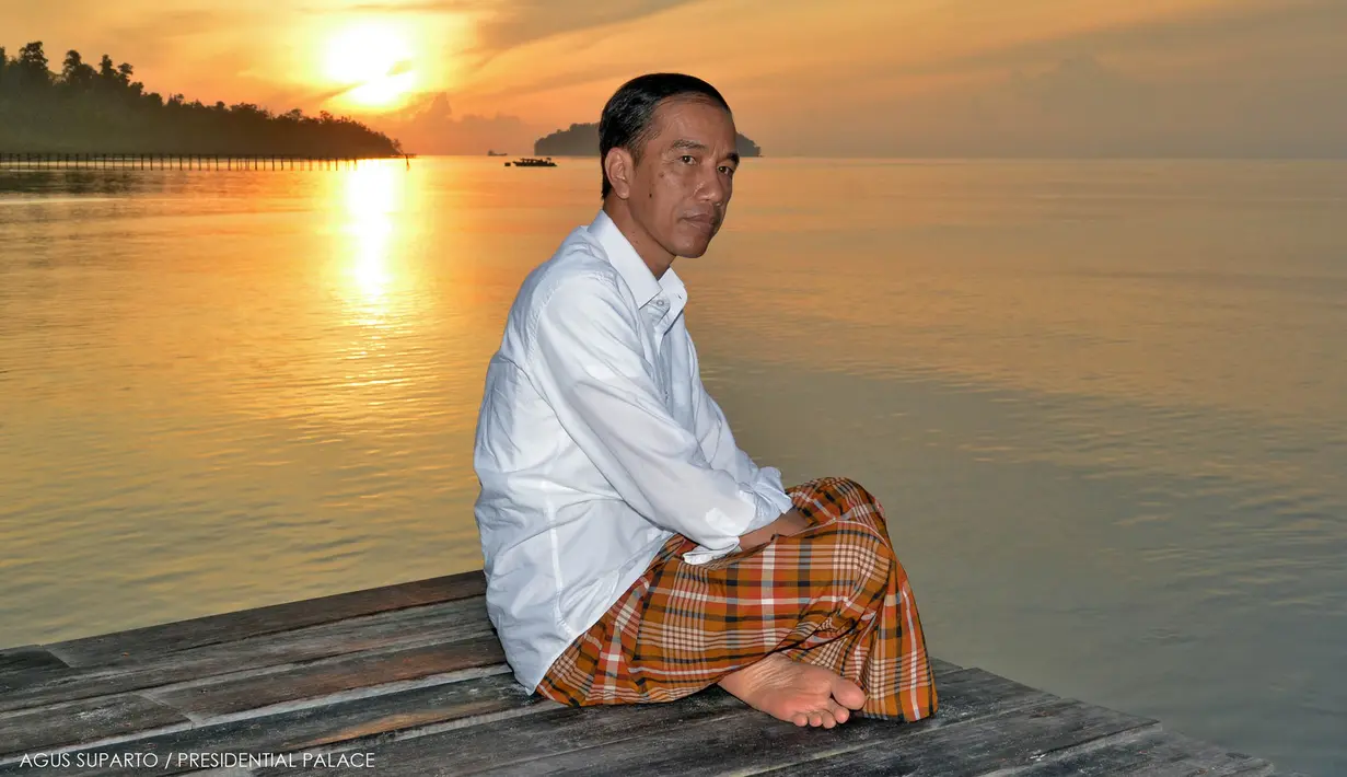 Presiden Joko Widodo (Jokowi) tengah menanti matahari terbit di Dermaga Pantai Waiwo, Raja Ampat, Papua, Jumat (1/1/2016). Jokowi berada di Raja Ampat dalam rangka menyambut pergantian tahun 2015 menuju ke tahun 2016. (Setpres-Agus Suparto)