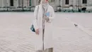 Padukan gamis dengan coat, gaya berpakaian Natasha Rizky saat liburan ke Paris bisa jadi inspirasi. @natasharizkynew