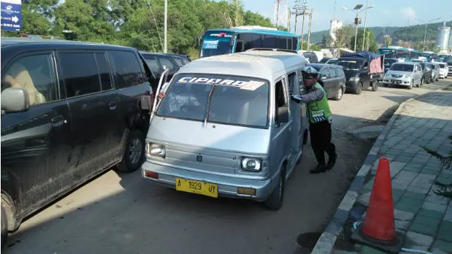 Jalur Anyer Macet Total