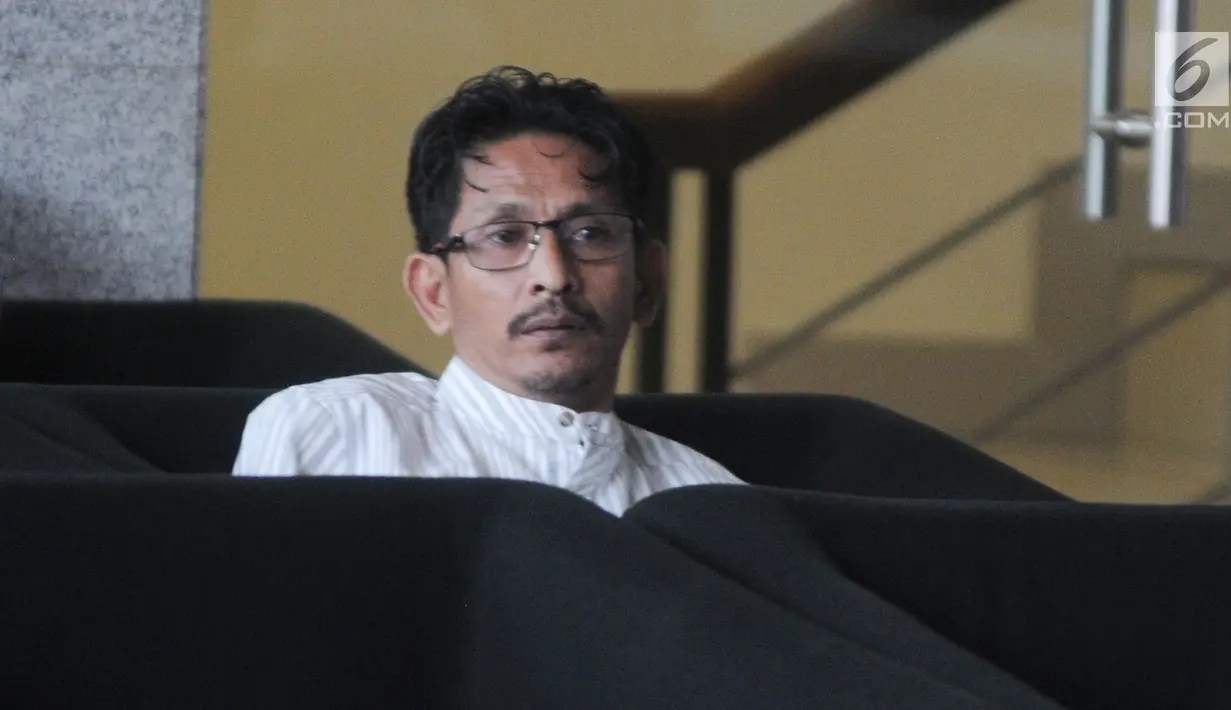 Anggota DPRD Kabupaten Bekasi Sulaeman menunggu panggilan penyidik saat akan menjalani pemeriksaan di Gedung KPK, Jakarta, Selasa (20/8/2019). Sulaeman diperiksa sebagai saksi untuk tersangka Sekda Jawa Barat Iwa Karniwa terkait dugaan suap pemberian izin proyek Meikarta. (merdeka.com/Dwi Narwoko)