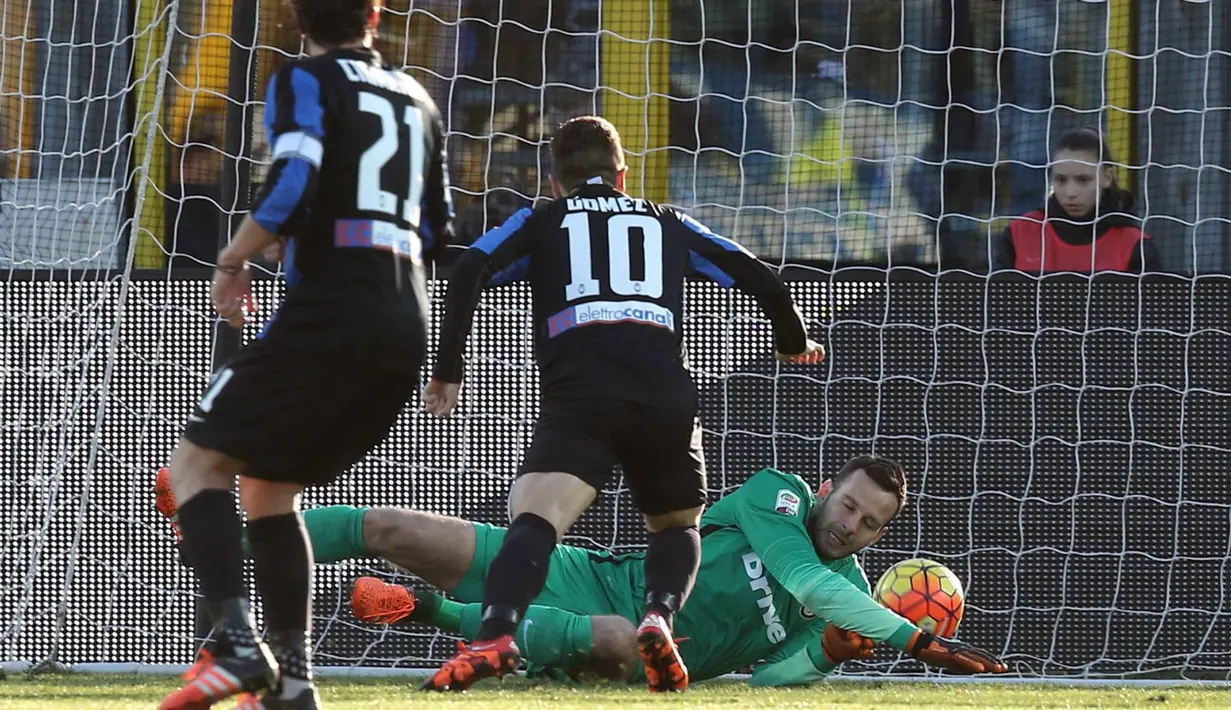 Kiper  Inter Milan, Samir Handanovic gagal menghalau bola  sehingga terjadi gol yang dicetak rekannya  Jeison Murillo pada lanjutan Liga Italia Serie A di Stadion Atleti Azzurri, Bergamo, Sabtu (16/1/2016). ( EPA/Paolo Magni)