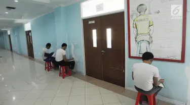 Pasien rehabilitasi narkoba atau residen mendapat hukuman menulis catatan diri di Balai Besar Rehabilitasi BNN, Lido, Bogor, Jawa Barat, (12/4). Terdapat lebih dari 250 residen di tempat ini. (Merdeka.com/Arie Basuki)