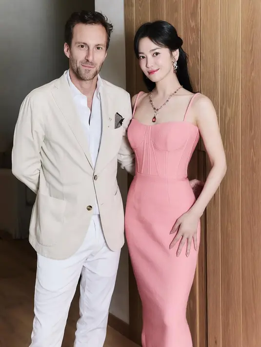 Lengkapi dress pink-nya, Song Hye Kyo kenakan satu set perhiasan permata yang serasi dari Chaumet [@kyo1122]