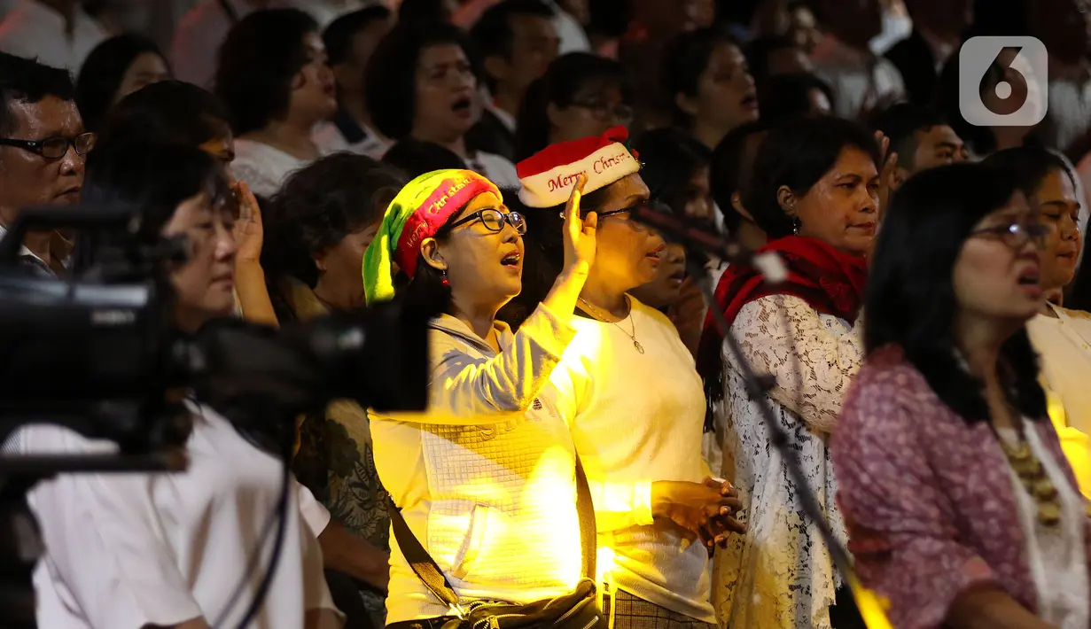 Karyawan EMTEK Group beragama Nasrani menghadiri Perayaan Natal Persekutuan Doa SCTB - Emtek Group 2019 di Studio 6 Emtek City, Jakarta, Kamis (19/12/2019). Acara yang juga diisi Agnez Mo Christmas Concert – The Greatest Love ini akan disiarkan pada 24 Desember di SCTV. (Liputan6.com/Johan Tallo)