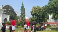 Presiden Jokowi saat menerima atlet dan pelatih Olimpiade Paris di halaman Istana Merdeka, Jakarta, Kamis (15/8/2024). (Liputan6.com/Lizsa Egeham)