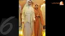 Untuk akad nikah Oki memilih busana dengan tema Spiritual Beauty berupa gaun berwarna broken white (Liputan6.com/Johan Tallo).