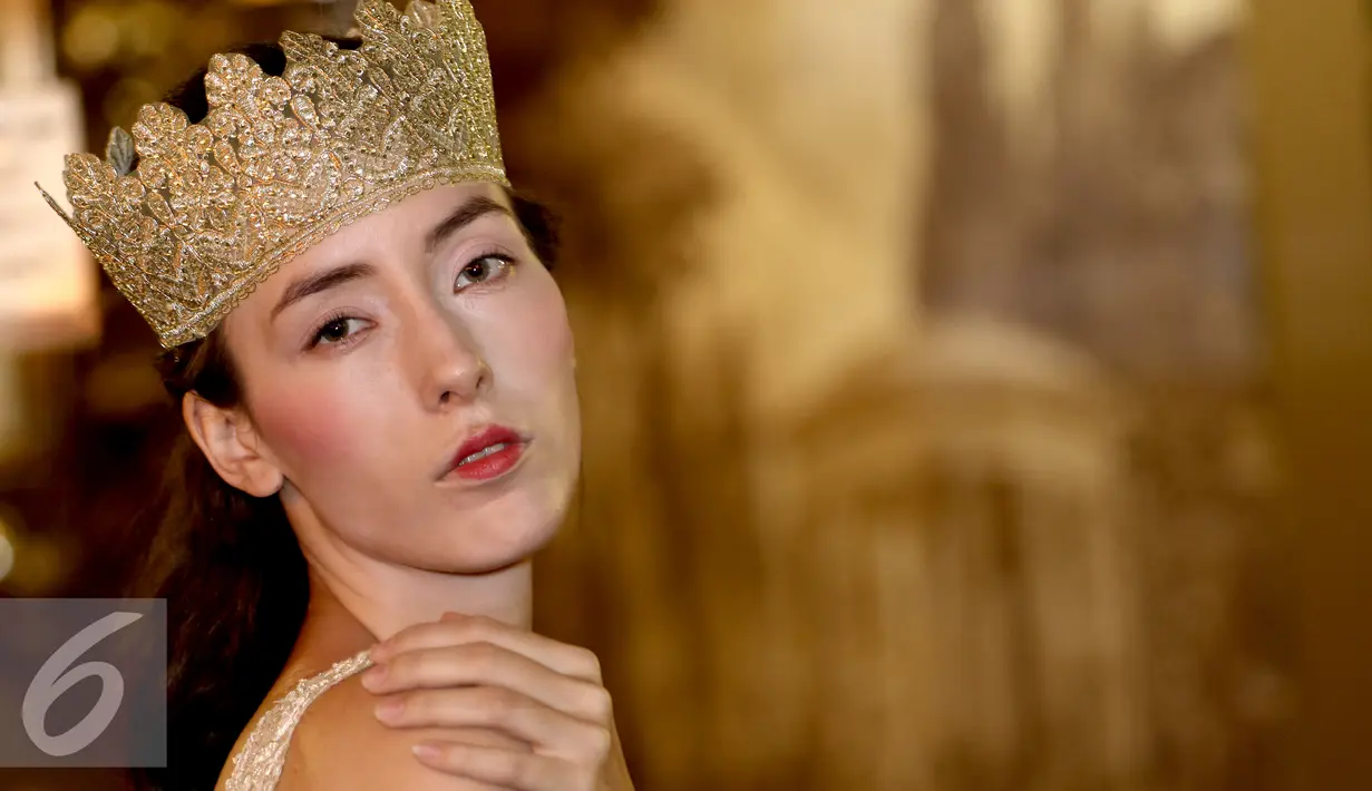 Model berpose mengunakan Makeup seperti ratu untuk pesta Halloween saat sesi poto di Jakarta, (31/10/2015). Perayaan Helloween tak melulu harus menyeramkan, Anda tetap dapat terlihat cantik seperti model tersebut. (Liputan6.com/Yudha Gunawan)