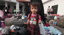 Seorang anak Tenaga Kerja Indonesia saat tiba di Bandara Soekarno Hatta, Tangerang, Rabu (11/11/2015). Para TKI perempuan tersebut hampir sebagian pulang membawa anak-anak mereka yang wajahnya lucu dan menggemaskan. (Liputan6.com/Angga Yuniar)