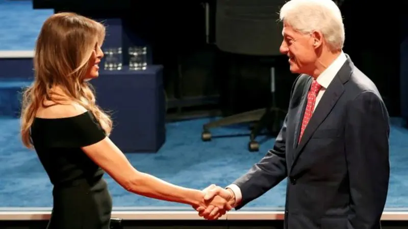 Mantan Presiden AS Bill Clinton bersalaman dengan istri Donald Trump, Melania